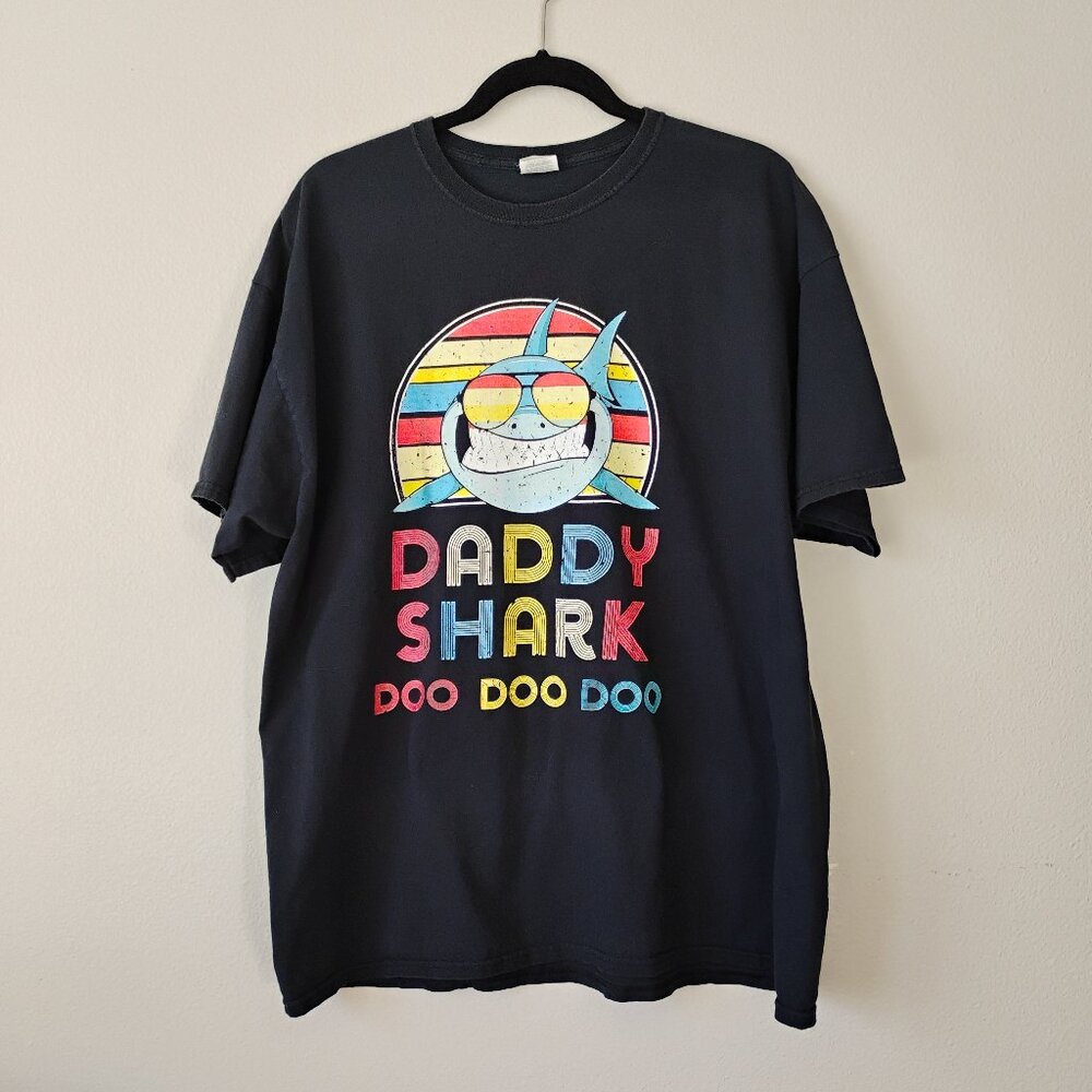 Fruit of the Loom Daddy Shark T-Shirt Black Size 2XL